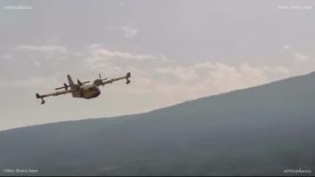 Así carga agua un hidroavión en el embalse de Compuerto (Plasencia)