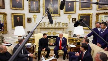 El intercambio entre Zelenski y el periodista que le recriminó su vestimenta en febrero: "Yo me he cambiado y tú no"