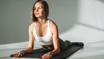 Adiós a la tensión: esta profesora de yoga tiene los tres ejercicios que aliviarán tu dolor de espalda