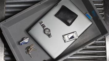 Una viajera sostiene que jamás pone un artículo muy valioso en el control de seguridad del aeropuerto: muchos españoles lo hacen