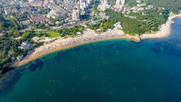 Esta es la playa más concurrida del mundo: aseguran que apenas se puede ver la arena por la basura y los turistas