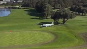 Una avioneta se estrella en un campo de golf y los ocupantes solo sufren heridas leves