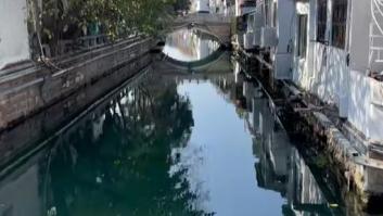 Este es el truco que utilizan en China para tener los canales de las ciudades con el agua reluciente