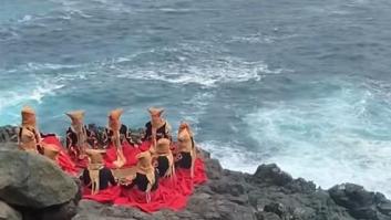 Va a la playa con una amiga y lo que se encuentran les deja impactados: muchos lo califican como "secta"