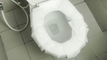 ¿Es mejor poner papel sobre el asiento de un wc público o usarlo en cuclillas? La BBC tiene la respuesta