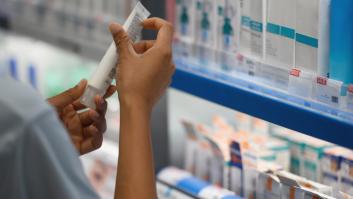 Un farmacéutico conquista a todos al mostrar lo que tiene escrito un cliente suyo en las cremas