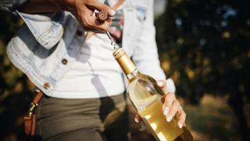 Un hombre abre la botella de whisky que lleva 17 años guardando y la decepción llega antes de sacar el corcho