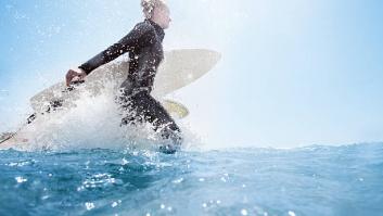 Pierde su tabla de surf y la encuentra a 2.400 kilómetros de distancia y 18 meses después con historia de supervivencia incluida