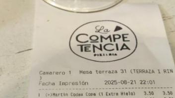 Pide una copa de vino y el extra que le cobran es para echarse las manos a la cabeza
