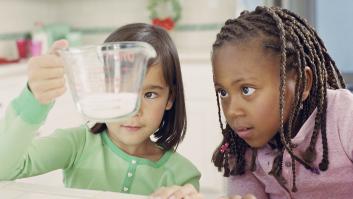 Sus hijas se equivocan de ingrediente al hacer un postre y esto es lo que la madre descubre al día siguiente