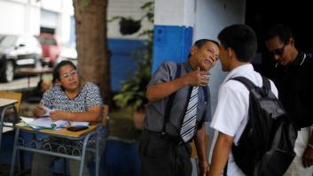 Nayib Bukele militariza la Educación Pública de El Salvador: cortes de pelo adecuados y oraciones a la bandera