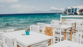 Indignación entre los turistas por la terraza popular que cobra 100 euros por cerveza y mancha la imagen del idílico destino