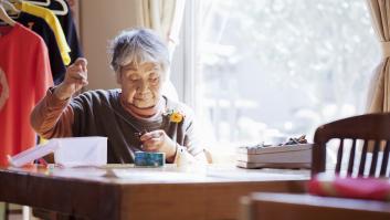 Una centenaria no se queda de brazos cruzados y llama a la puerta de Médicos sin Fronteras: "Ven lo que hace una guerra"