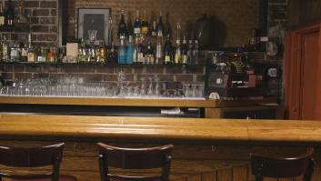 Va a un bar con su hijo, el camarero le da una piruleta y se forma el lío del siglo por lo que le dice la amiga