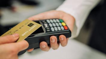 Pide en el restaurante si le pueden cargar el móvil y alucina al ver la novedad en la cuenta: "Hemos tocado fondo"