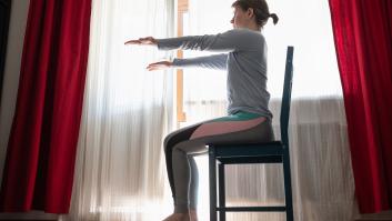Un cardiólogo enseña la prueba de 30 segundos y una silla: "Puedes descubrir si tu corazón es más joven o más viejo que tu edad real"