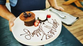 Una clienta pide una mesa para una sola persona, es su cumpleaños y lo que hace el dueño del restaurante es para que todos tomen nota