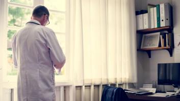 Un médico se queda sin licencia en Reino Unido por segunda vez por no dominar el inglés: "Habla con fluidez, pero no correctamente"