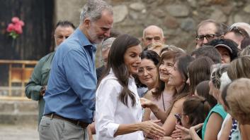 El rey se para con una señora con la que coincidió de niño: ella le va a soltar esta frase pero se corta en el último momento