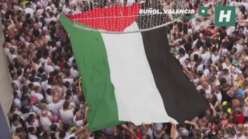 Sacan la bandera de Palestina en defensa de Gaza en plena Tomatina de Buñol