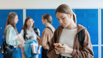 Los padres se lanzan en masa a pedir certificados médicos desde que se prohibieron los móviles en estas escuelas
