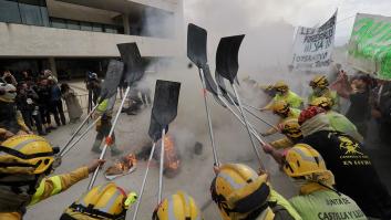 Bomberos con motosierras protestan frente a las Cortes de Castilla y León por la gestión de los incendios