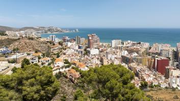 En Reino Unido se hacen eco de la multa a dos jubilados por reservar tumbonas en una popular playa española