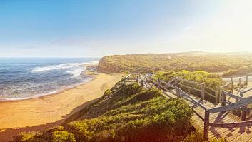 Un surfero de 19 años desaparece y lo hallan en una isla remota por una alerta emotiva de su padre