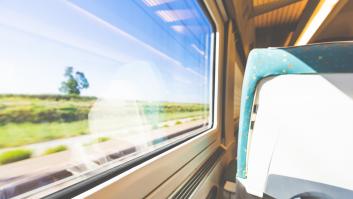 Rompe el contador de 'me gusta' por lo que hace en el tren en solo 20 minutos: la chica de al lado se queda muda