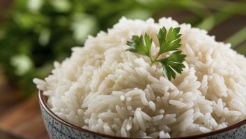 El líquido que sobra al cocer arroz es una fuente de beneficios para tus plantas