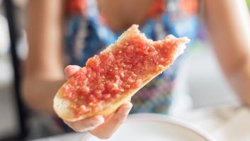 Van a un bar, piden tostadas con tomate y tienen que mostrar al mundo lo que les han puesto: "No sabemos si reclamar o volver"