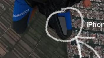 Se le cae el móvil de un avión y lo que pasa es totalmente surrealista: nadie puede dar crédito