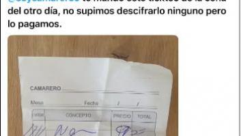 Le traen la cuenta en el restaurante y casi tiene que pedir un detective para descifrar lo que pone