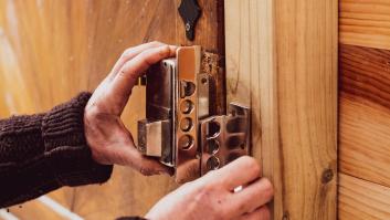 Llaman al cerrajero de emergencia a las 22:00 y casi se arrepiente cuando ve lo que le ha costado: "Me parece una LOCURA"