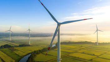 Un agricultor acaba derribando un molino eólico de 200 toneladas colocado en sus tierras valiéndose de tres tractores