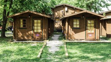 Una pareja paga 1.650 euros por un bungalow en la Costa Brava y la pesadilla arranca antes de que descubran las telarañas