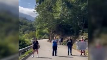 El momento en el que varias personas irrumpen La Vuelta en el Angliru manifestándose contra la presencia del Israel Premier Tech