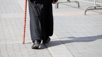 Un sacerdote es parado en la aduana y la inspección de su sotana acaba en detención por favorecer la inmigración ilegal