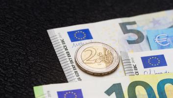 Encuentra una moneda de 2 euros inusual, cree que es falsa y al final se alegra de no haberla tirado