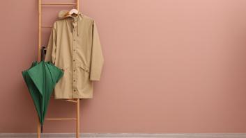 Afirma que las chaquetas impermeables son un "desperdicio de dinero" y salen en masa los defensores de la prenda