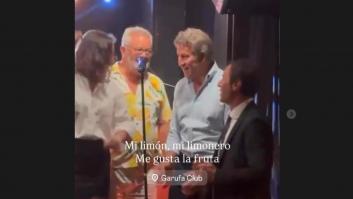 Feijóo le compra el discurso a Ayuso y publica un vídeo cantando en un karaoke con el rótulo: "Me gusta la fruta"