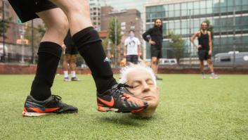 Jugar al fútbol con la cabeza de Netanyahu como pelota: la última acción artística de Eugenio Merino y el colectivo INDECLINE