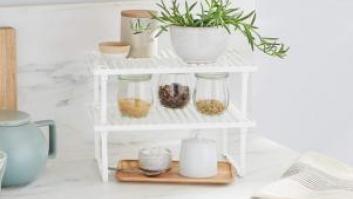 La estantería perfecta para la cocina existe y está en Amazon: bonita, apilable y se instala sin taladro