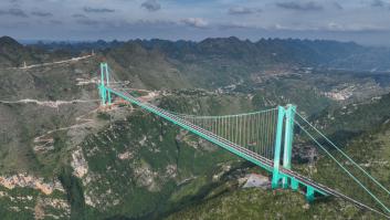 Los coches circulan en el nuevo puente más alto del mundo de 1,4 km y a 625 metros sobre el río