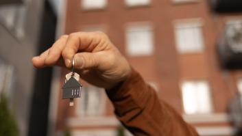 Trata de alquilar un piso en Teruel, la casera se entera de que es profesor y lo que le dice es para reflexionar