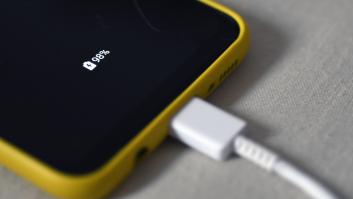 El 112 de Madrid avisa: es mejor que nunca dejes cargando el móvil en este lugar de tu casa