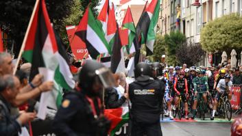 Los ciclistas de La Vuelta votan a favor de parar la carrera si se producen incidentes durante las etapas