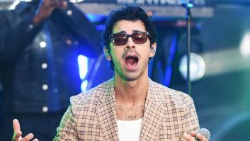 Joe Jonas zanja los rumores tras el vídeo de su pillada antes de salir al escenario: "¿Nunca habéis tenido un moco?"