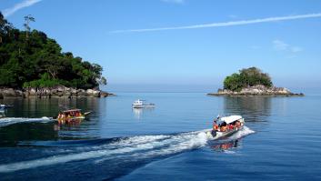 Un padre lleva 7 años cruzando el mar a diario para llevar a sus hijos al cole y la odisea sigue al llegar al muelle