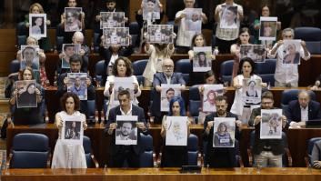 Más Madrid le muestra a Ayuso fotos de palestinos asesinados en Gaza